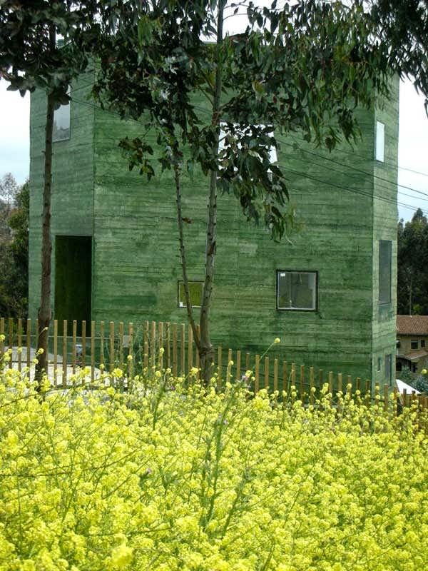 VERTICAL HOUSE DESIGN WITH FIVE BEDROOMS, THREE BATHROOMS, A FAMILY