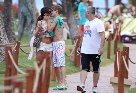justin bieber and selena gomez kissing on the beach. hot Justin Bieber and Selena