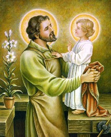En la imagen San Jose sujeta al niño Jesus subido a su mesa de trabajo