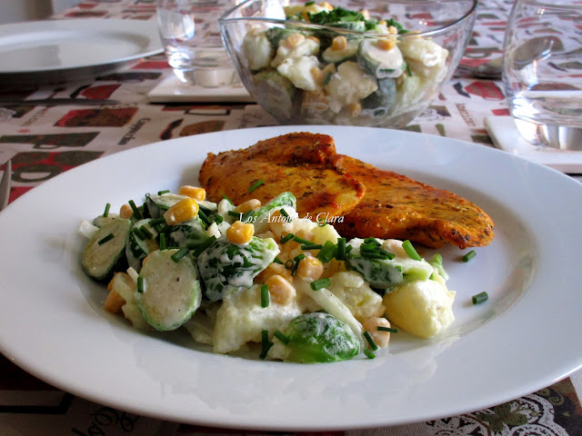 Ensalada de coles de Bruselas con patatas, maíz, cebolla dulce y nata