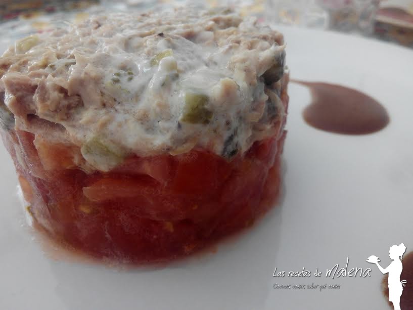 Timbal de atún y tomate. Una receta rápida en frío para sobrellevar el