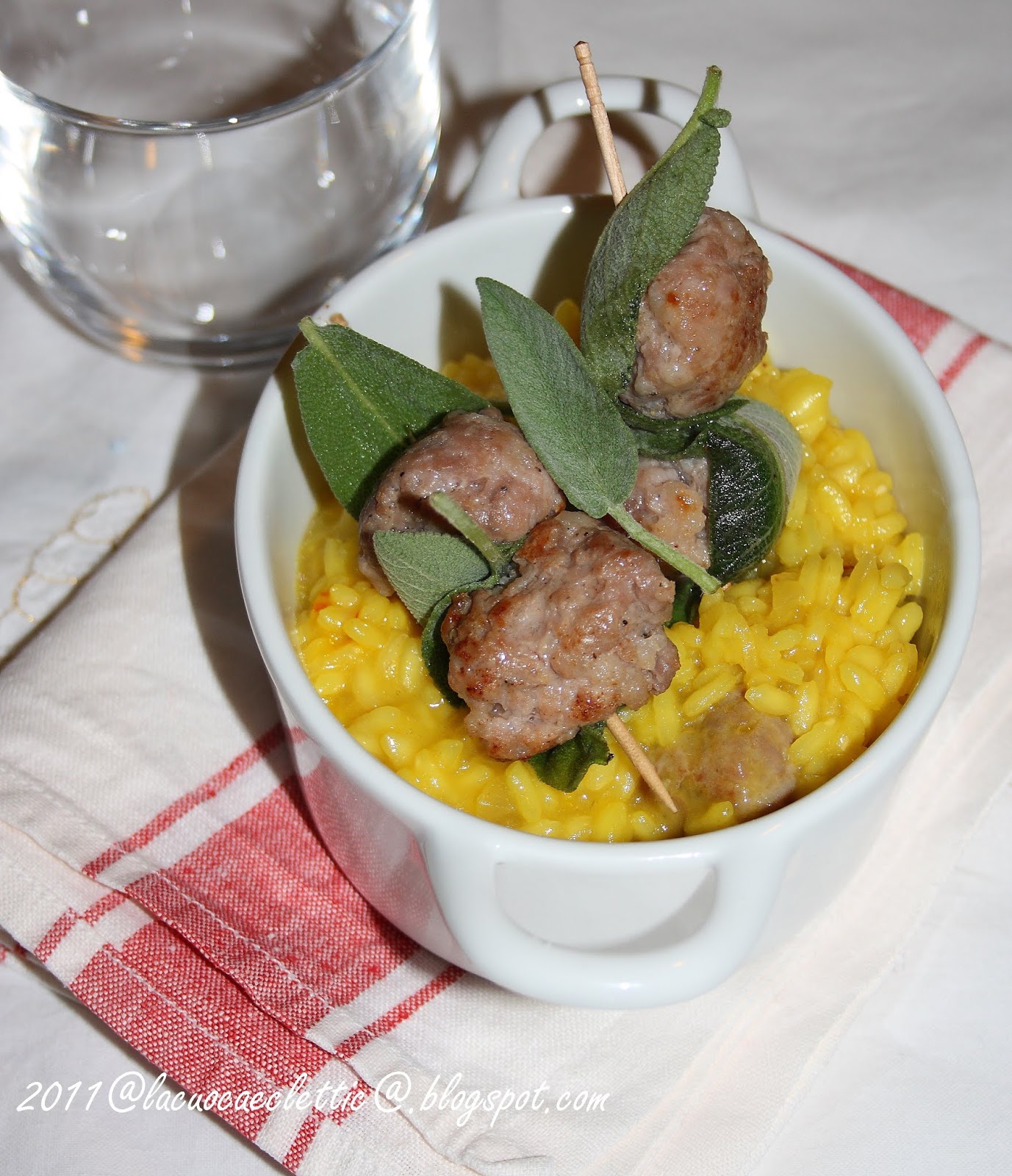 Risotto alla milanese con spiedini di salsiccia e salvia la cuoca