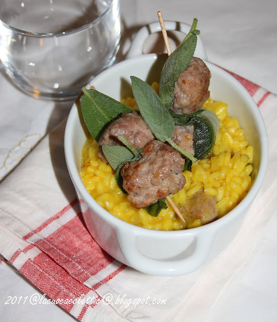 Risotto alla milanese con spiedini di salsiccia e salvia la cuoca