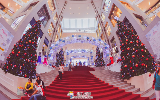 Pavilion KL Christmas Decoration 2013 Stairs to the central with Christmas trees