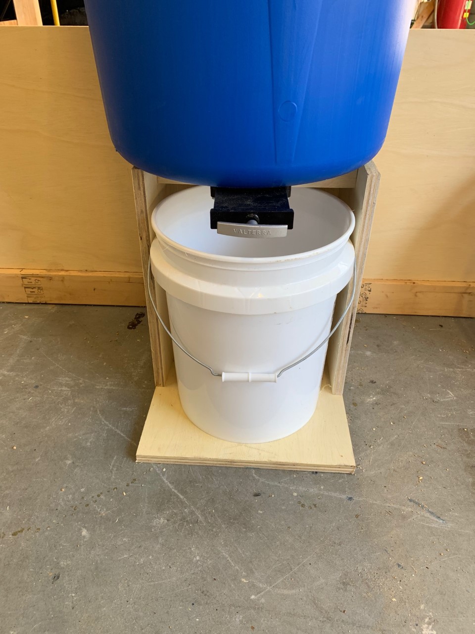 Rodent Proof Air tight Livestock Chicken Pet Feed Storage Bin and Dispenser