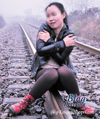 Gadis hampir mati dirempuh kereta api