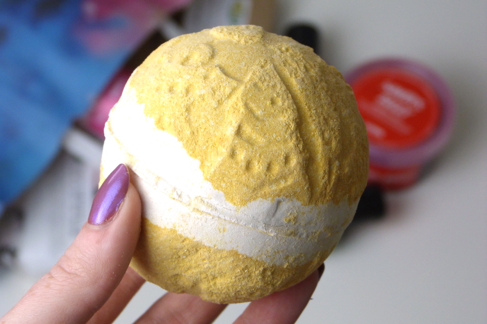 an image of Lush Yog Nog bath bomb review