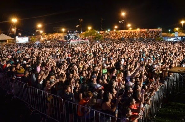 Foto do público presente no CArna Barretos 2014 - Fonte Portal da Prefeitura Municipal de Barretos