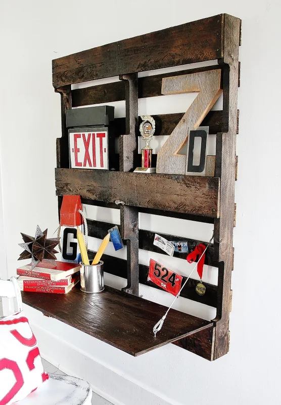 Wall mounted pallet desk - by Thistlewood Farms, featured on I Love That Junk