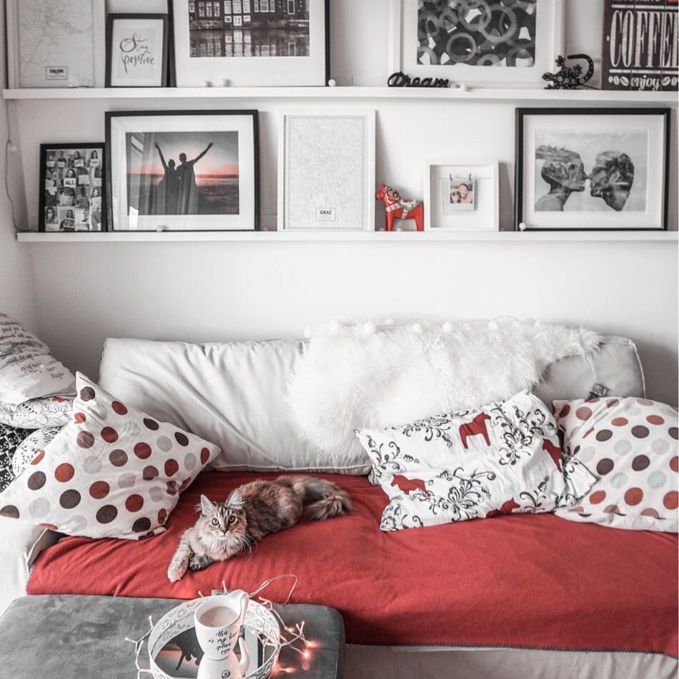 Małe przyjemności grudnia blog, styl życia dom, wystrój wnętrz, styl skandynawski, ściana z ramkami, ramki na ścianie, półka na ramki, kot, maine coon, blog lifestyle, blog podróżniczy, thedailywonders