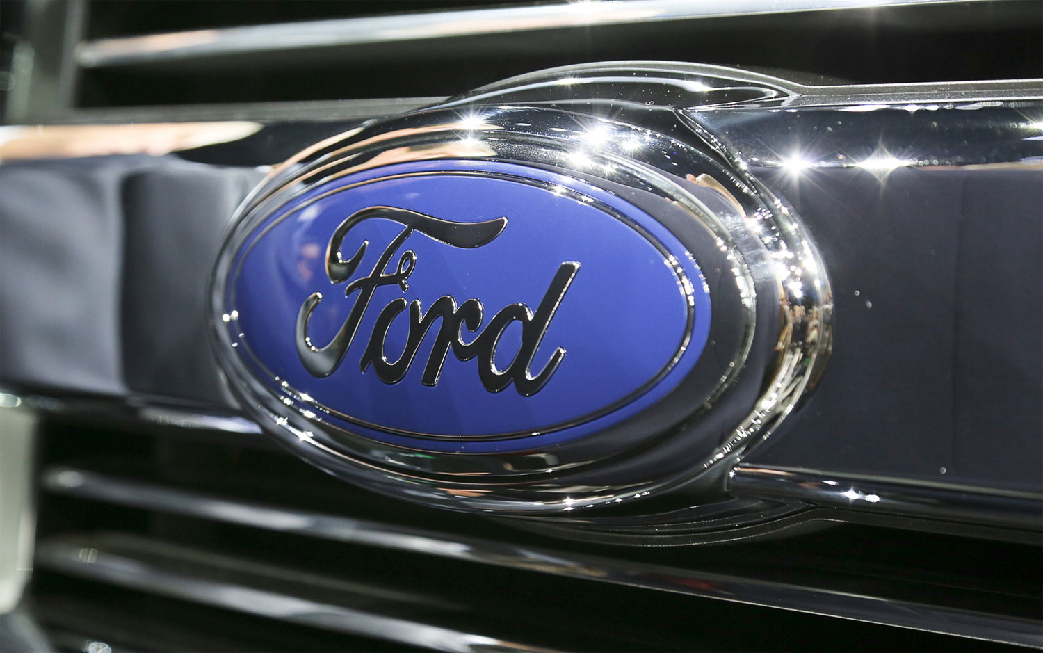 Вместо эмблемы форда Ford Mondeo