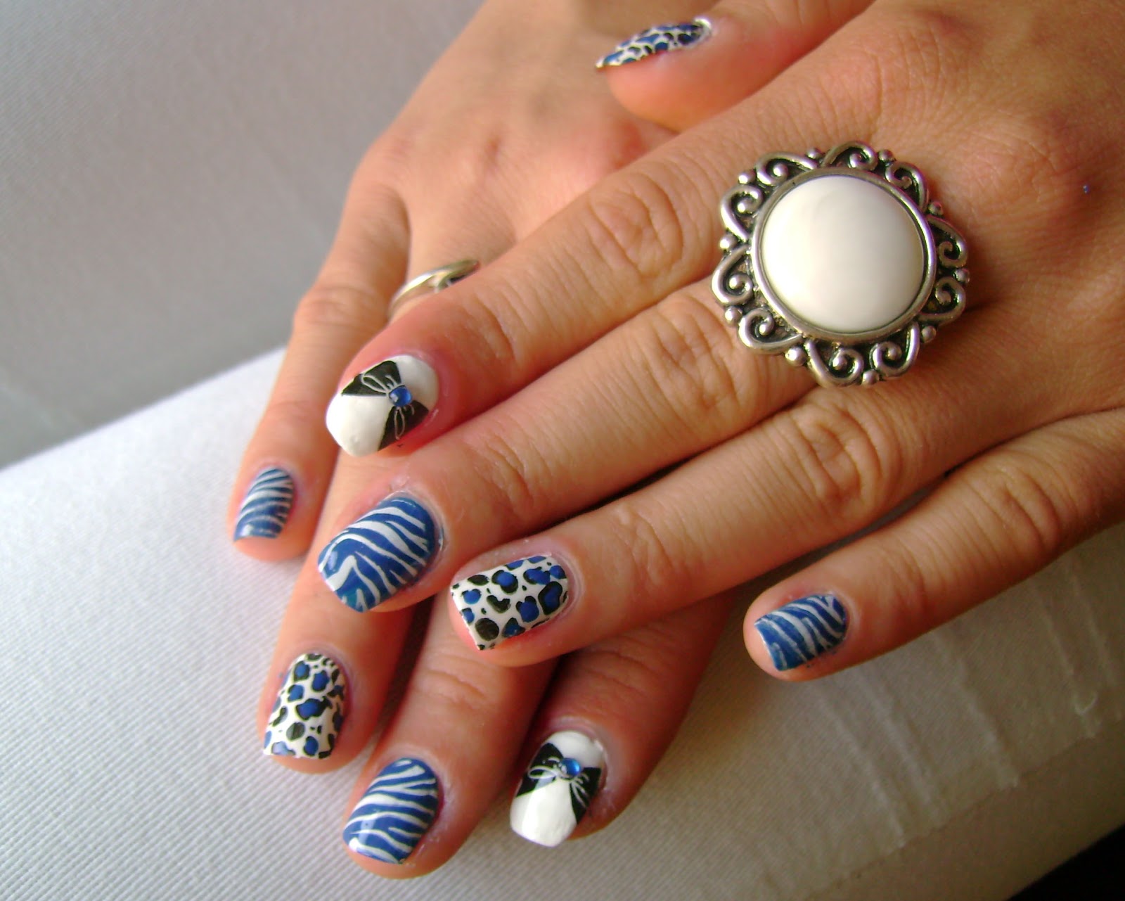 Konad Addict: White and blue manicure