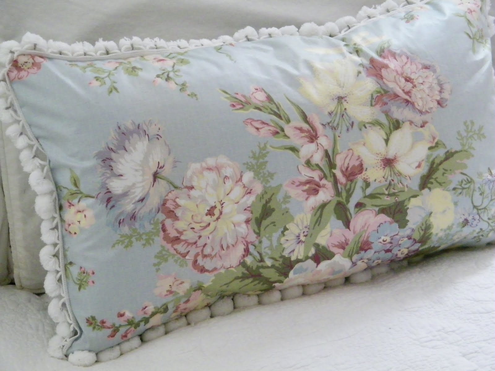 Maison Decor: pretty chintz fabric in bookcases