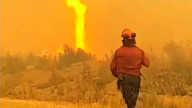 Bombeiros enfrentam tornado de fogo no Canadá; veja vídeo