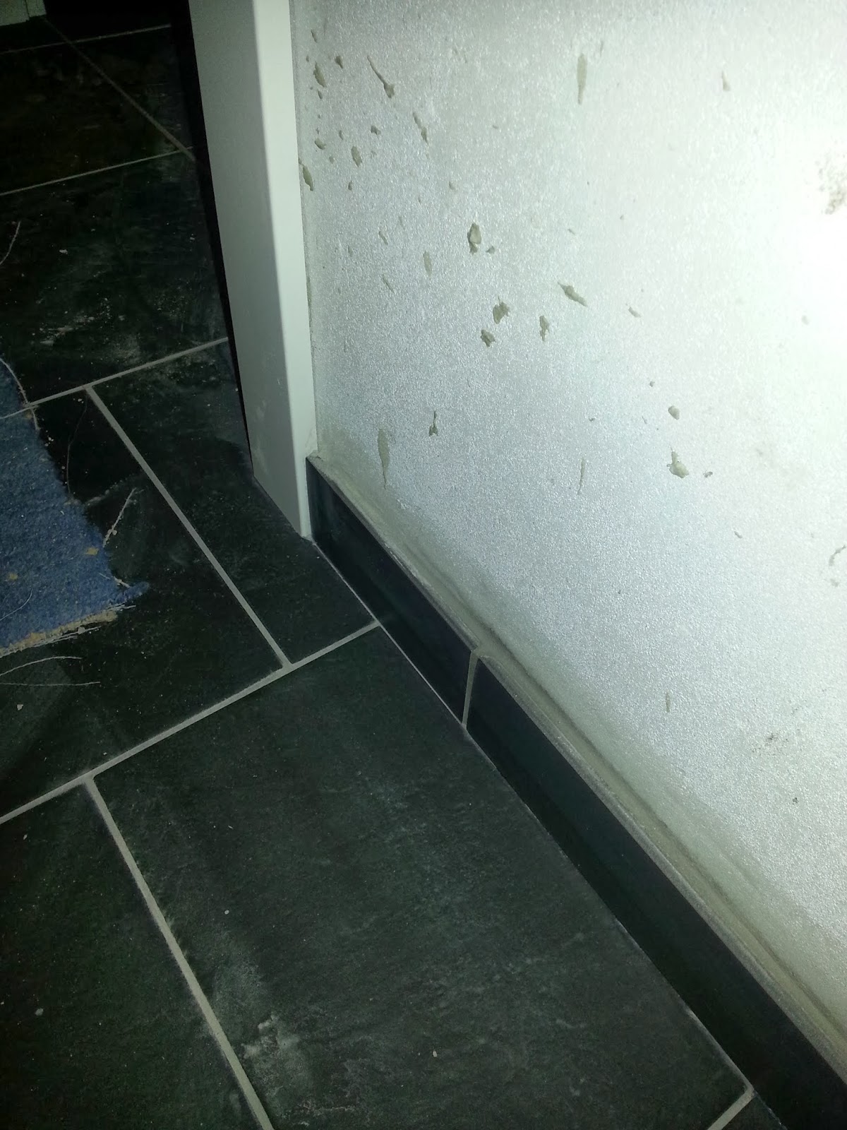 Ralf & Natalie's Baublog: Letzte Sockelfliesen gesetzt und