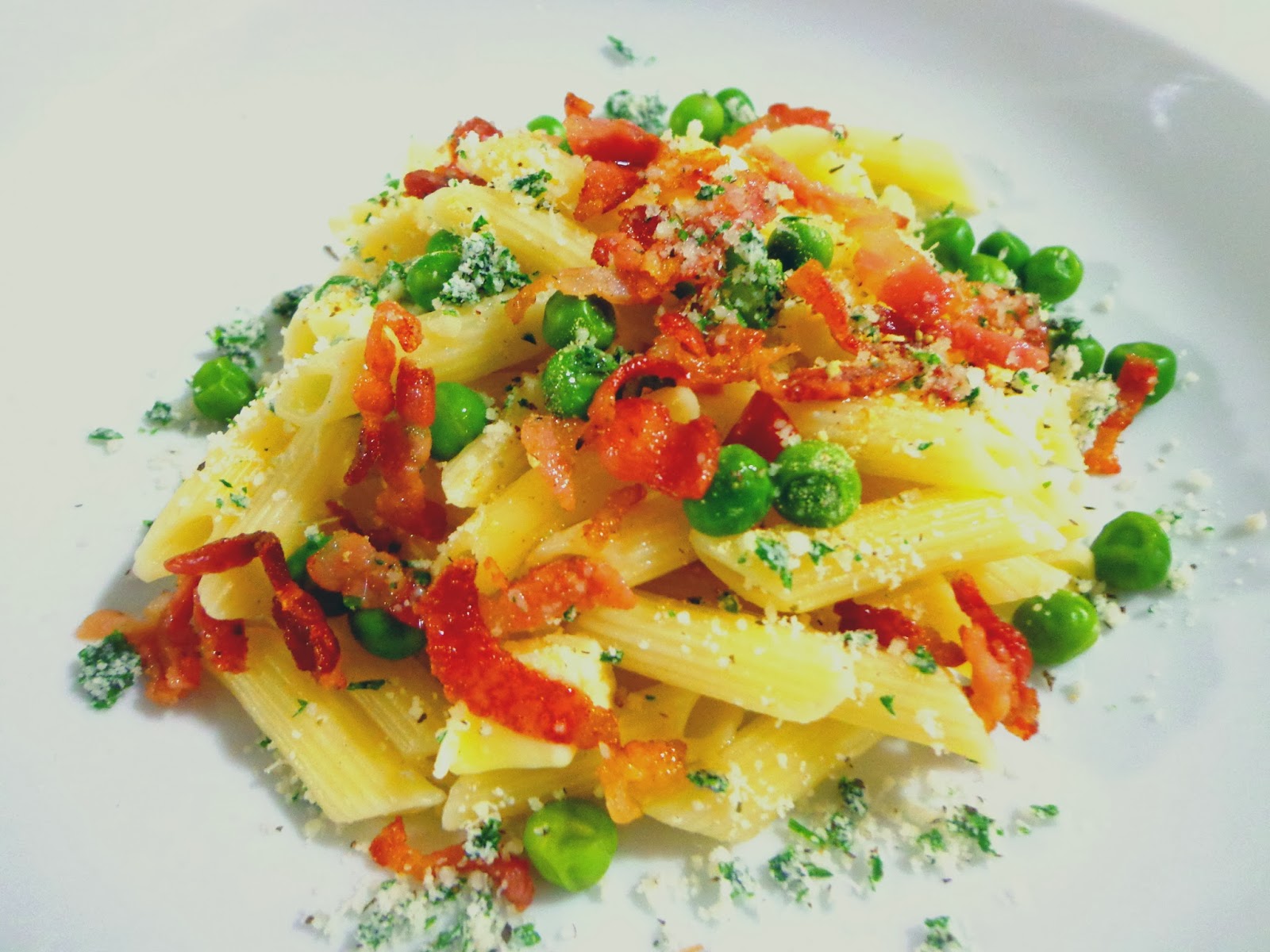 Penne rigate con guisantes y panceta ahumada