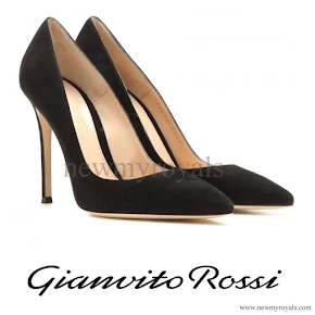 Kate Middleton wore Gianvito Rossi black suede pumps