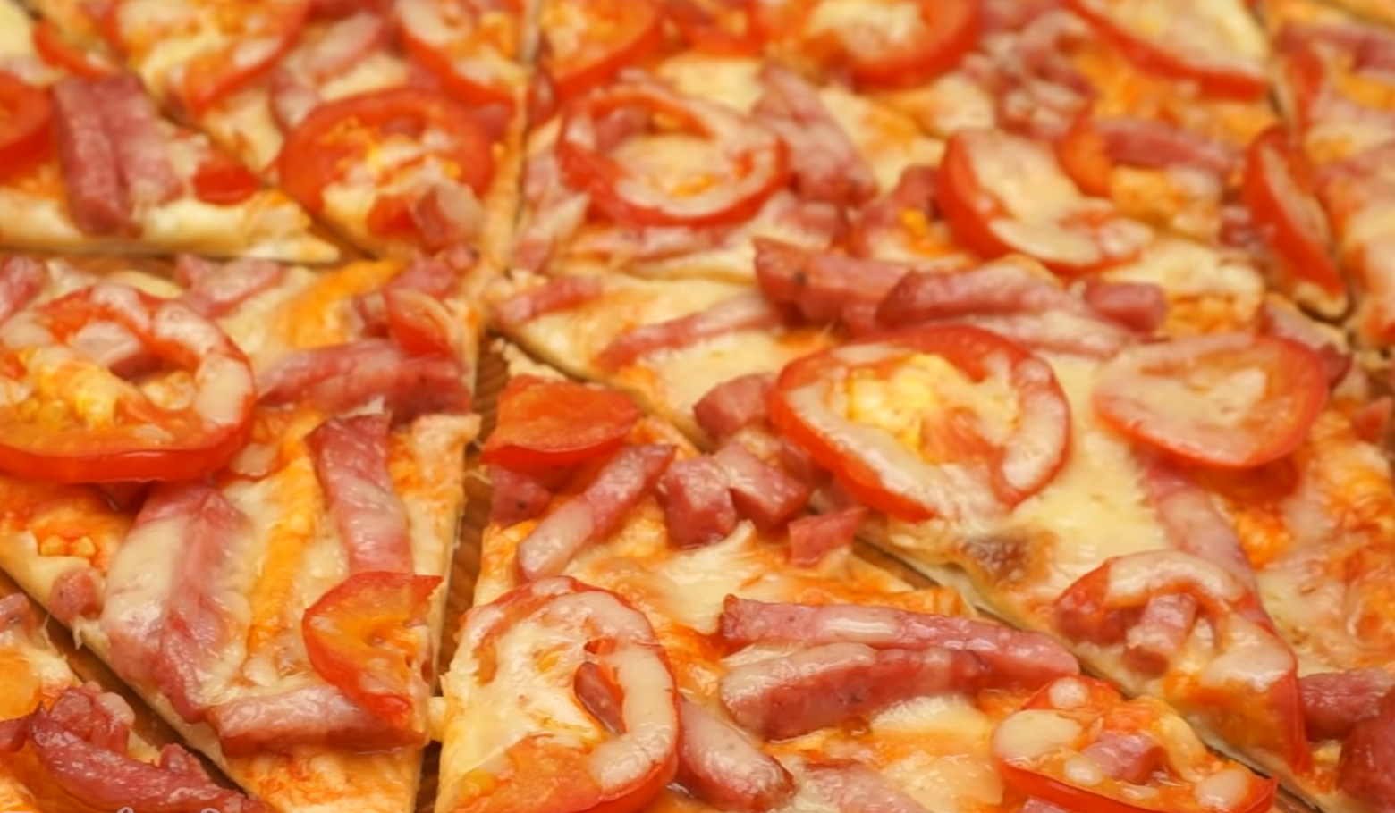 домашняя пицца в духовке без дрожжей. бездрожжевое тесто для пиццы. пицца на кефире без дрожжей. быстрая пицца в духовке на кефире. пицца быстрого приготовления в духовке без дрожжей.