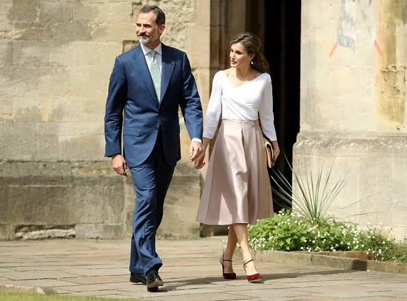 Queen Letizia and King Felipe of Spain visited the Exeter College in Oxford.