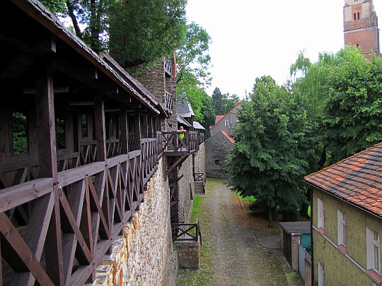 Galeria widokowa na koronie murów obronnych.