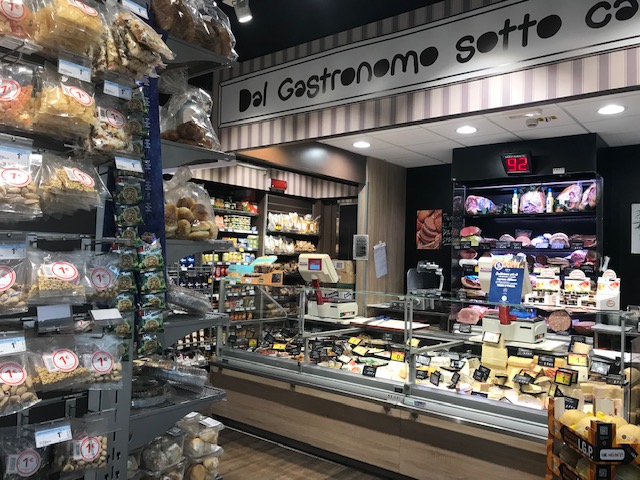 ミラノ駅近くのスーパーマーケット　チーズのセレクションが豊富