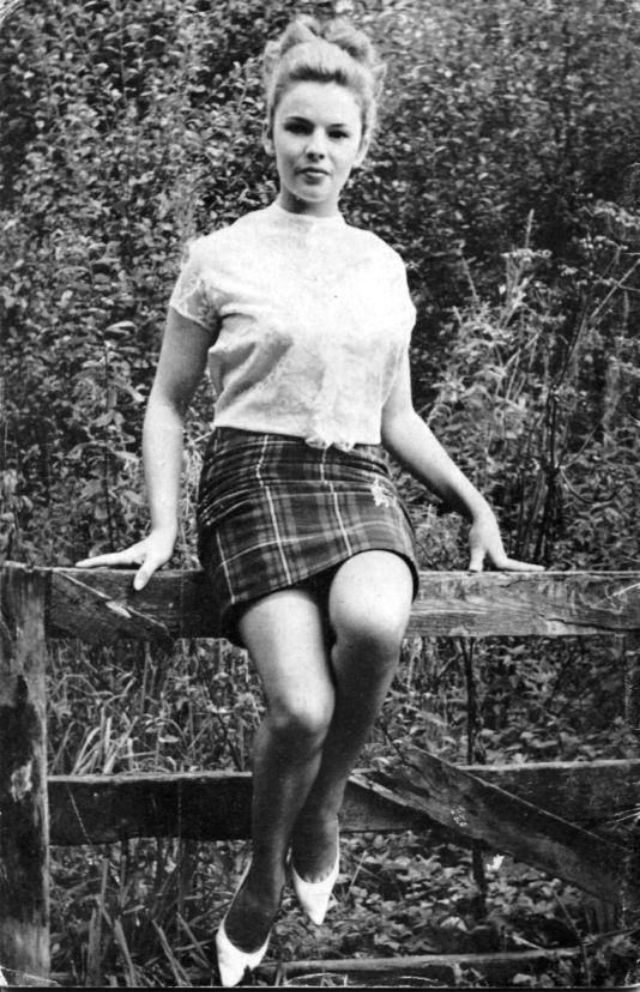 Революция 1960 х. Мода мини юбка революция. Мода 1960 гольфы. Mini skirts 1960s 1970. Женские брюки мода 1960.