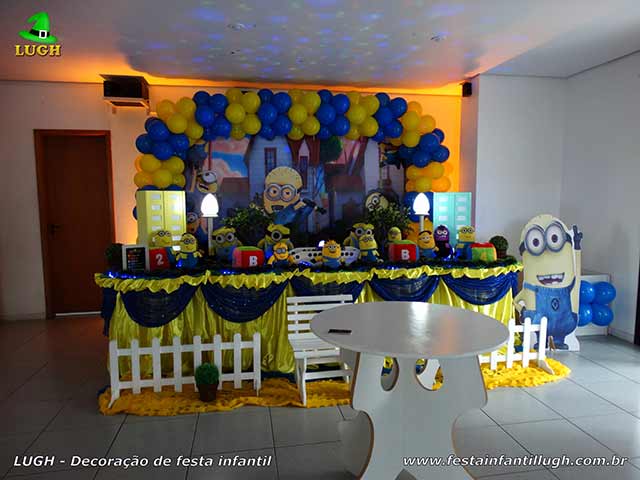 Decoração infantil Minions para festa de aniversário - mesa tradicional luxo com toalhas de tecido