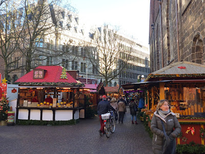 Christmas market huts next to Bremen's Liebfrauenkirche (Church of Our Lady)