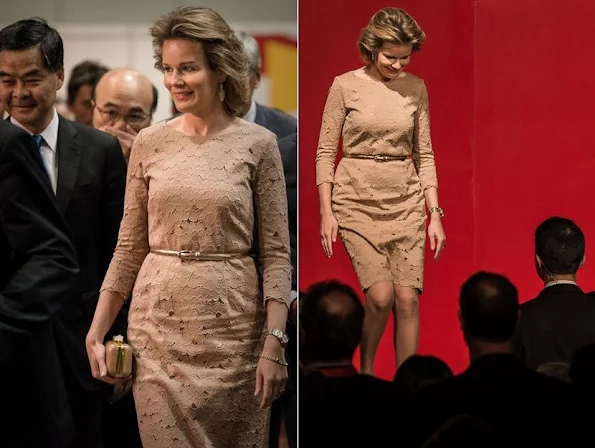 Queen Mathilde of Belgium had chosen a white dress and a skirt covered with very elegant blue lace at the traditional reception held at the Royal Palace of Brussels. On January 12, at another reception, she was photographed with a red cotton lace dress, and a few hours ago, she had preferred to wear a blue lace top when she had met with Queen Rania of Jordan.