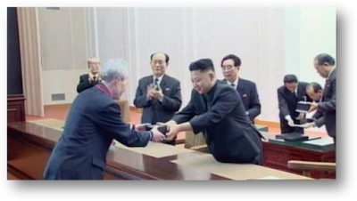  קים ג'ונג און מחלק מתנות - כלכלת המתנות צפון קוריאה