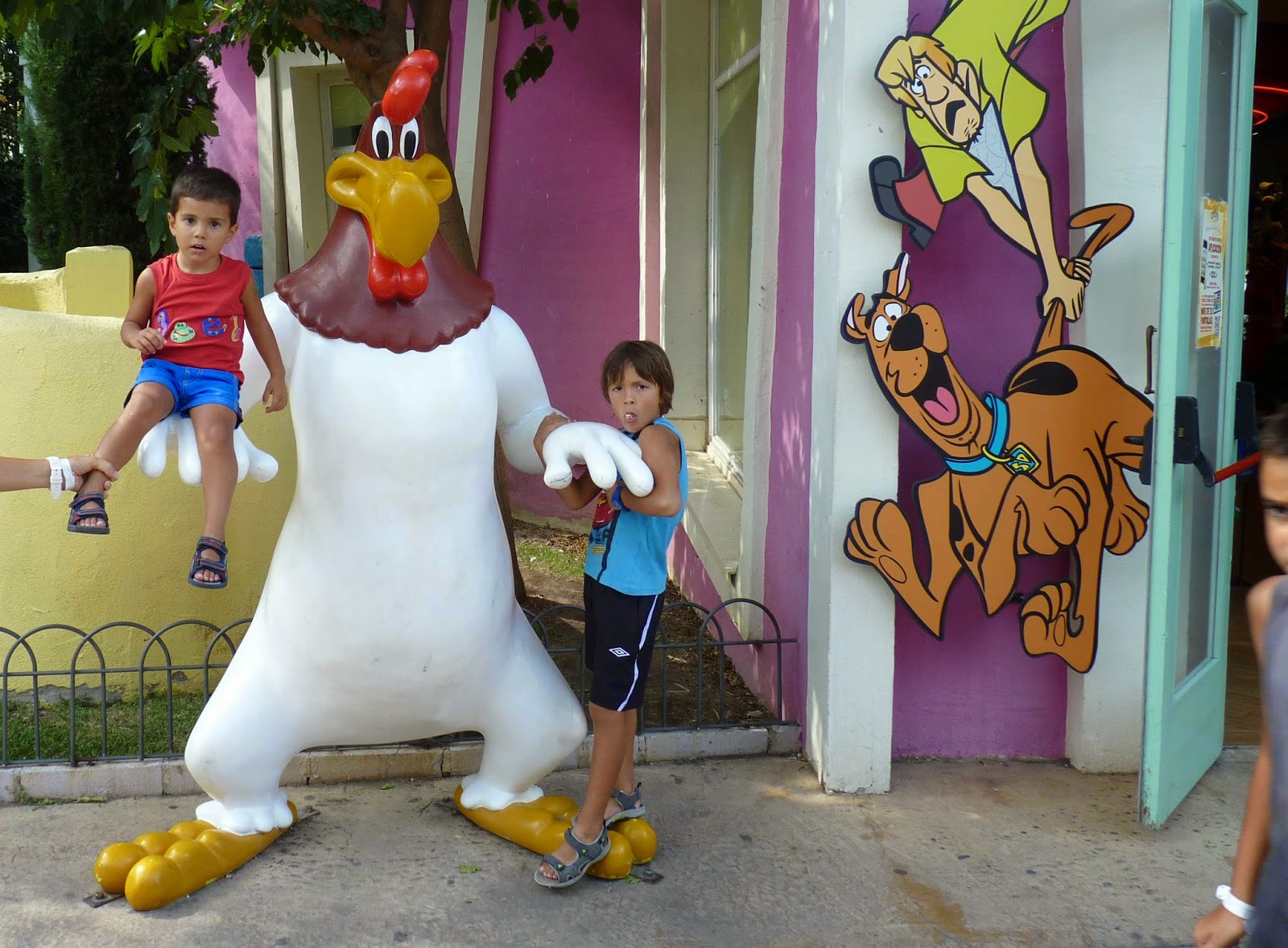 Izan y Joel con el Gallo Claudio. Izan y Joel con el Gallo Claudio.