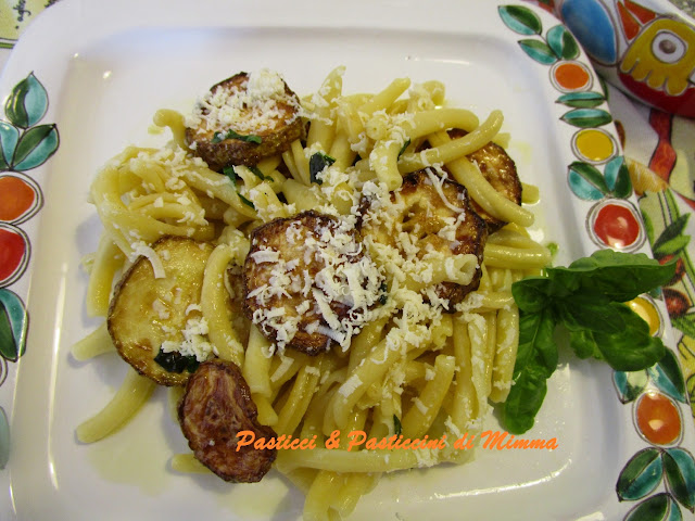 pasta con la zucchina fritta e ricotta salata