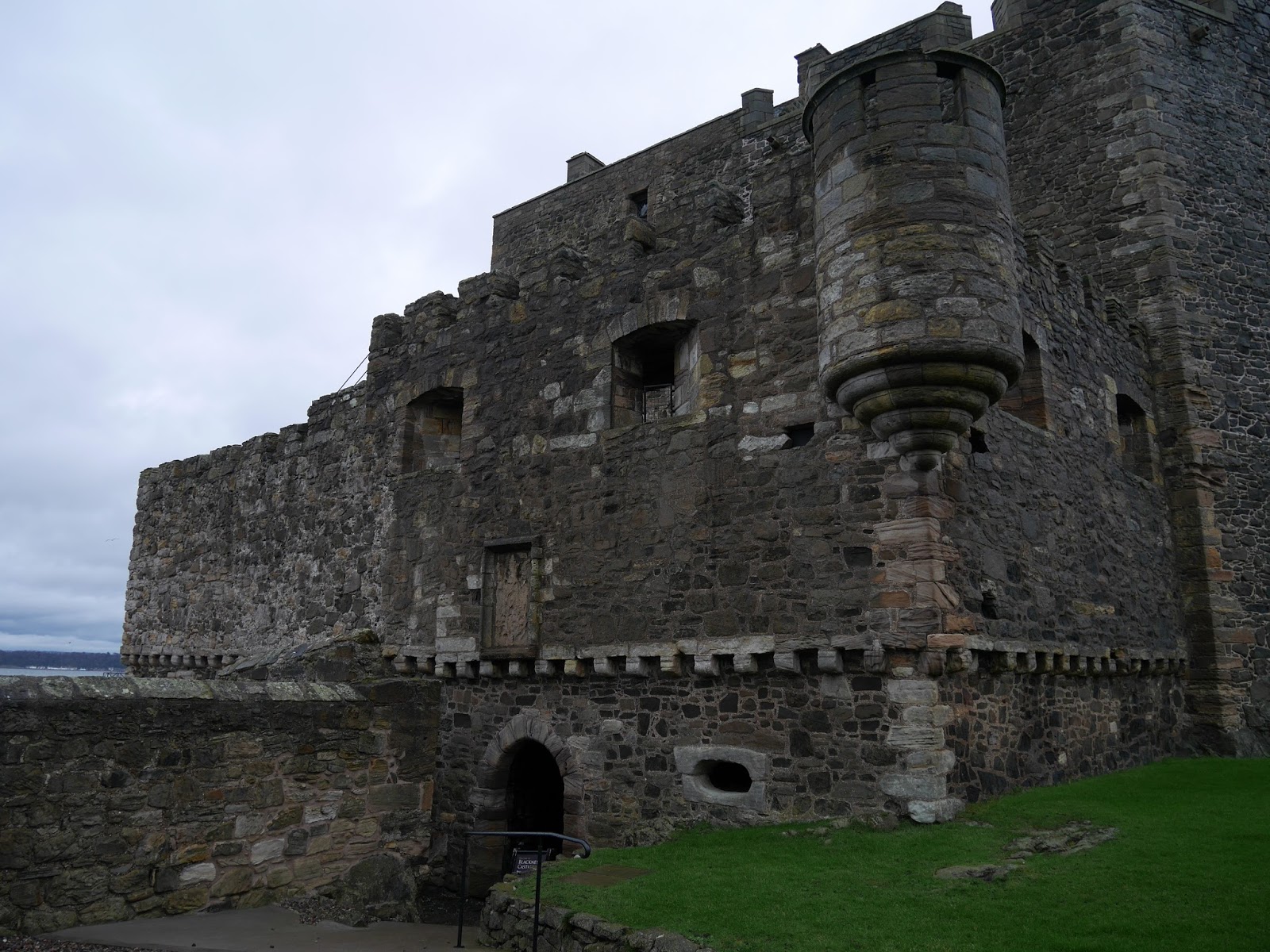 闇が漂う ブラックネス城 エディンバラ ポテトこぼれ話