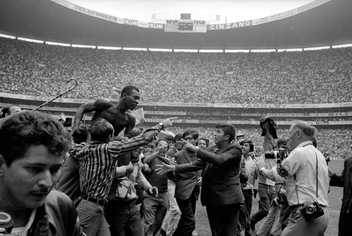 Pele on the shoulders of fans after winning the World Cup, 1970