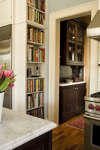 Storing cooking books / 11 ideas for building bookshelves in kitchens