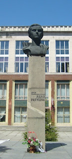 пам'ятник Лялі Ратушній