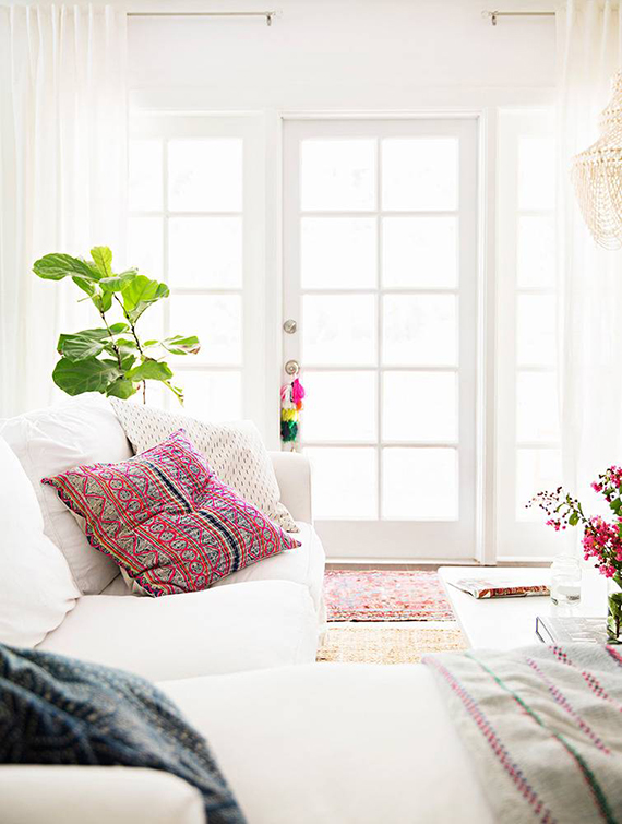 A simple way to mix and match throw pillows | Brittany Ambridge via Domino