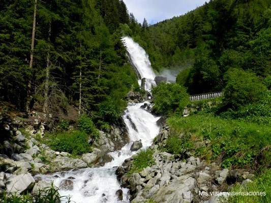 Cascada de Stubeinfall en el valle de Ötztal, Tirol, Austria