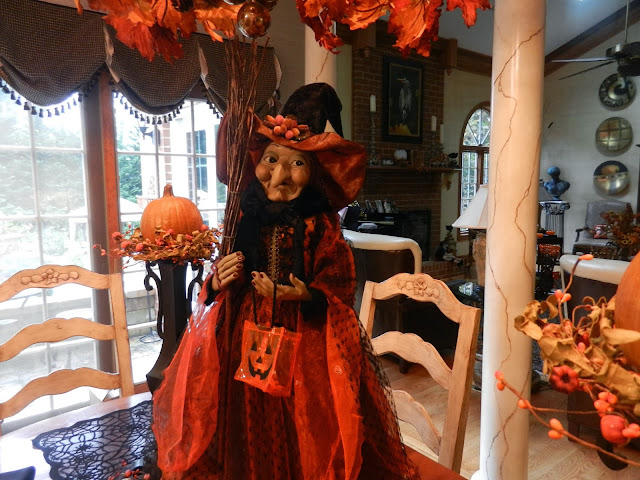 A Perfect Setting: Halloween Tablescape and Decor