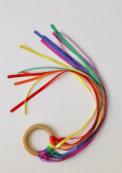 Anillas con cintas de colores en Recicla Inventa