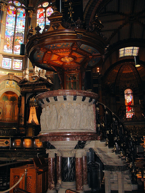 The pulpit inside Saint Nicholas was designed by Pierre Elysee van den Bossche at the end of the 19th century.