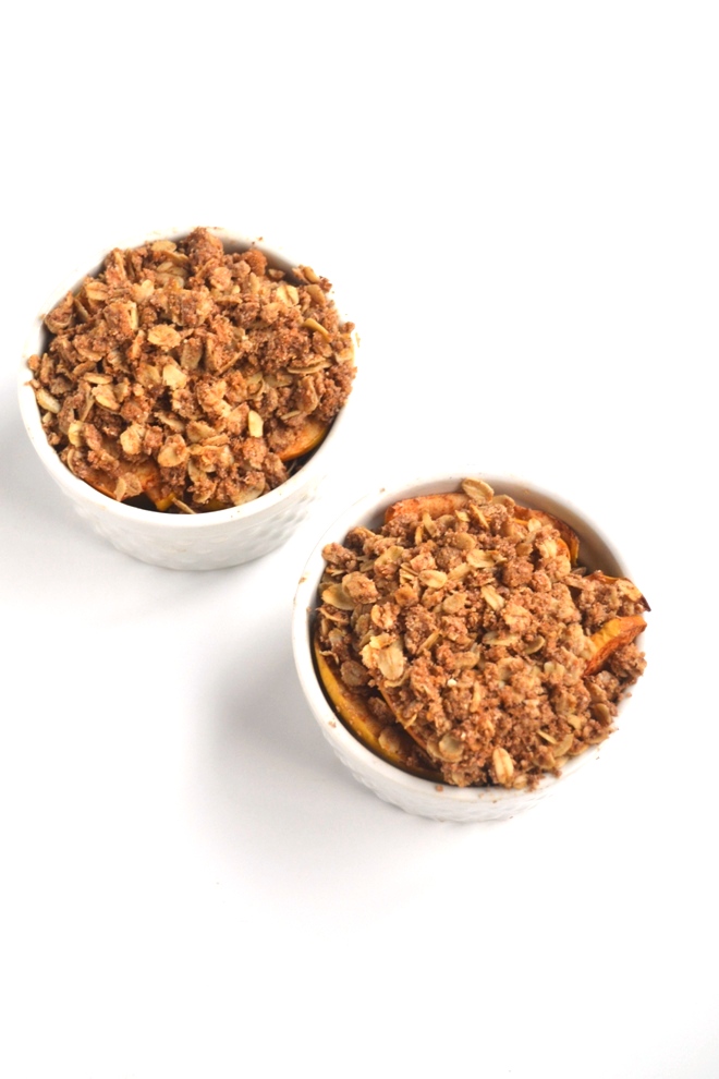 This Protein Apple Crisp is a lighter, healthier version of your favorite crisp made with whole-wheat flour, oats, less sugar and protein for a satisfying, flavorful dessert! www.nutritionistreviews.com