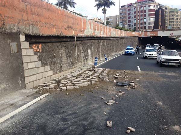 caída parte muro en avenida Marítima, sobre carril caída parte muro en avenida Marítima, sobre carril