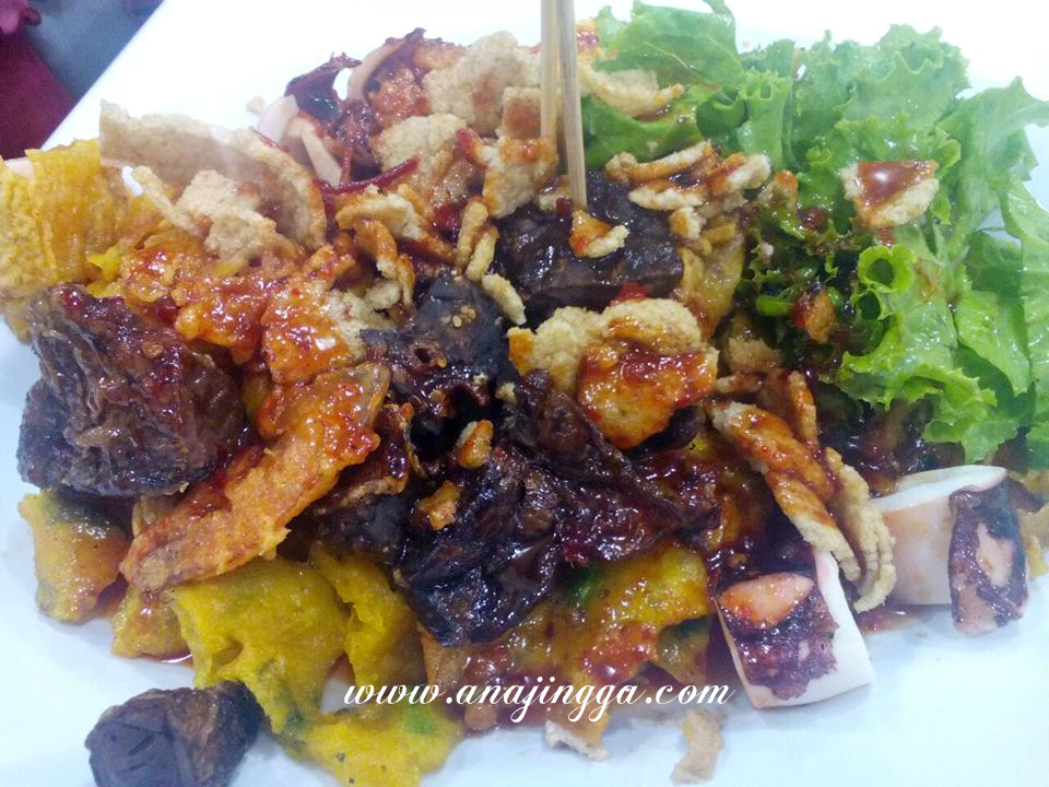 Colek Ayam Dan Air Kelapa Baldi Di Warung Cikgu Anajingga