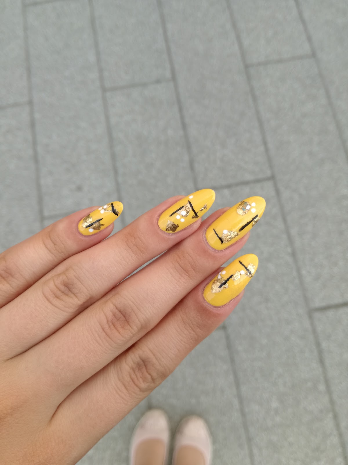 Zolte Paznokcie W Abstrakcyjne Wzorki Malinaila Pl