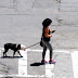 Projeto de lei prevê multa de 1.010 reais pra quem andar na rua enquanto usa o smartphone