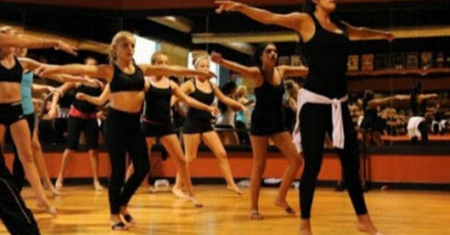 While dance. Пара танцует держась за руки. While dance. Танец жениха и невесты на свадьбе. Танец президента фото.