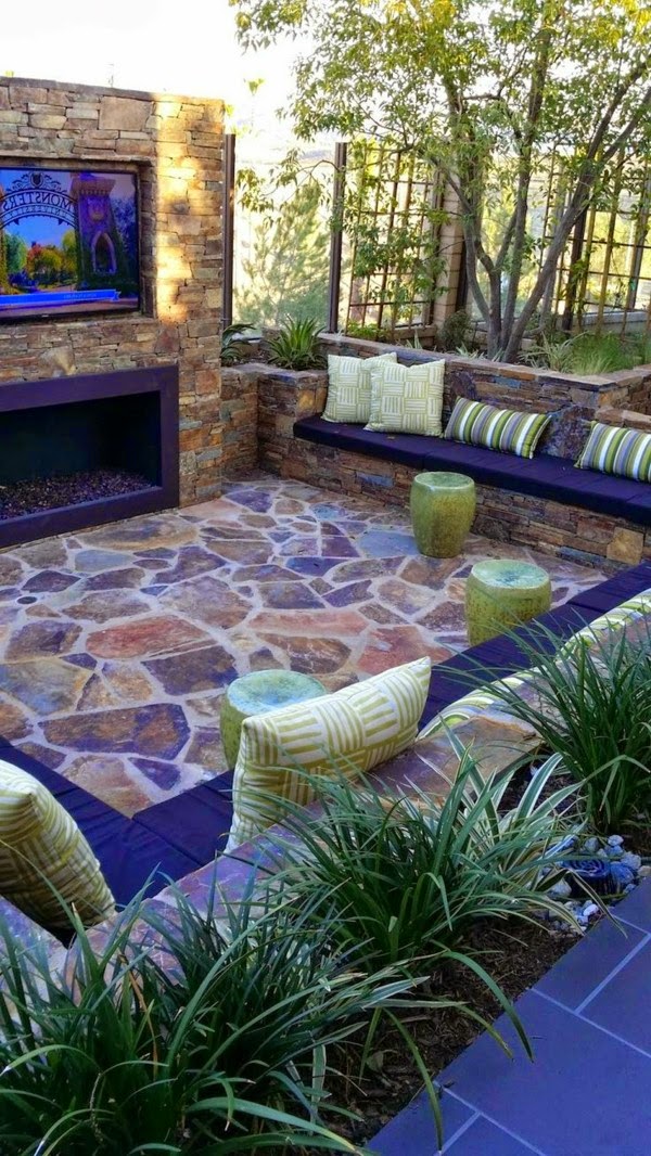 Relax in the seating area in the garden!