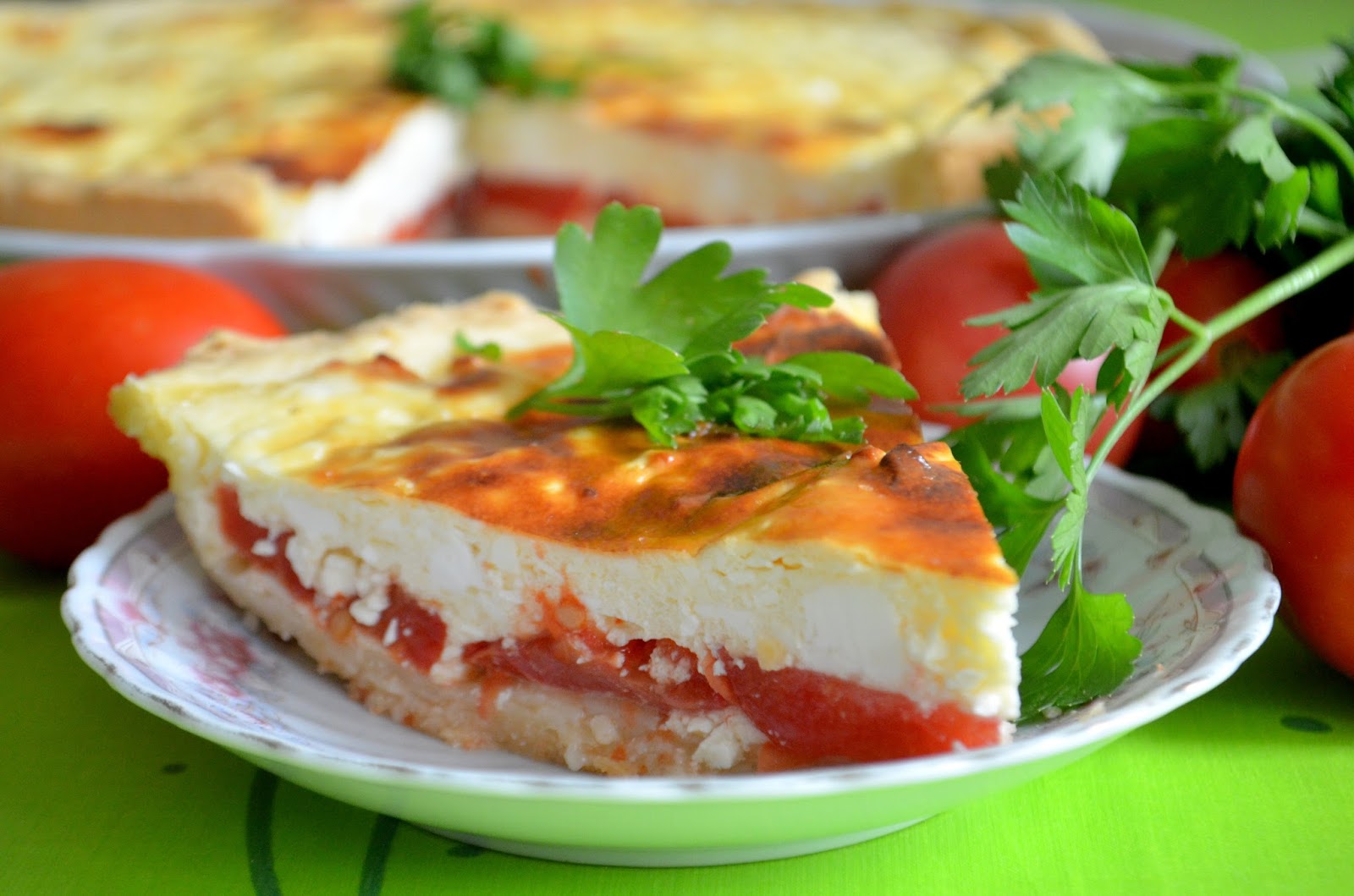 Пирог с брынзой и помидорами