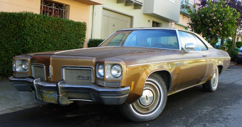 Oldsmobile Delta 88 Holiday sedan